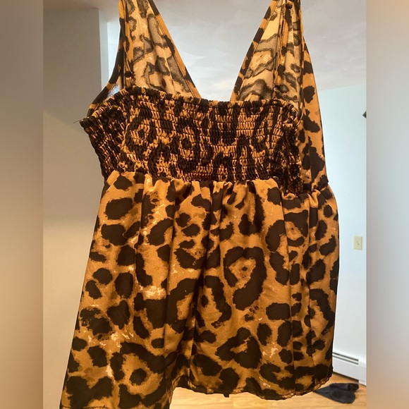 🌺 3/$15 Cheetah print sleeveless top - Picture 4 of 4